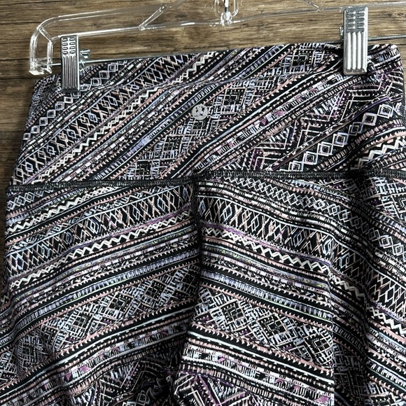 Lululemon Athletica Geometric Pattern Black White Blue Pink Full Length Leggings - Picture 9 of 9